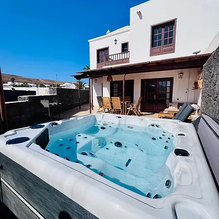 Casa de Férias Lovely Atienza 99 With Hot Tub *