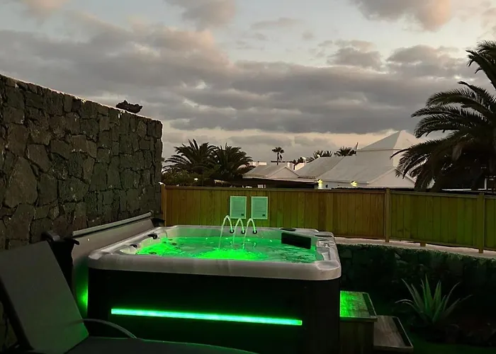 Lovely Villa Atienza 99, Communal Pool, Private Hot Tub Vakantiehuis Playa Blanca (Lanzarote)