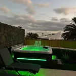 Lovely Atienza 99, Communal Pool, Private Hot Tub Nyaraló Playa Blanca
