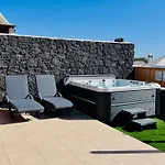 Lovely Atienza 99, Communal Pool, Private Hot Tub * Playa Blanca