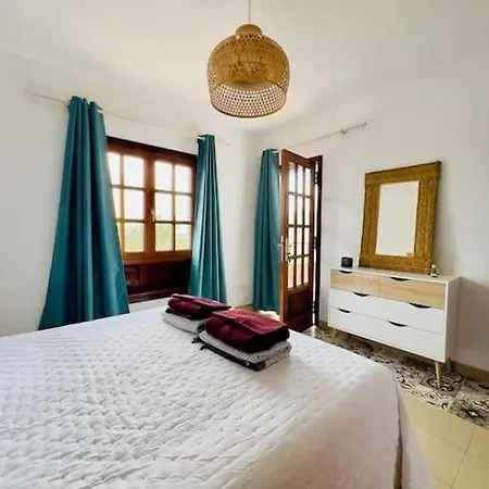 Lovely Villa Atienza 99, Private Hot Tub, Communal Pool * Playa Blanca (Lanzarote)