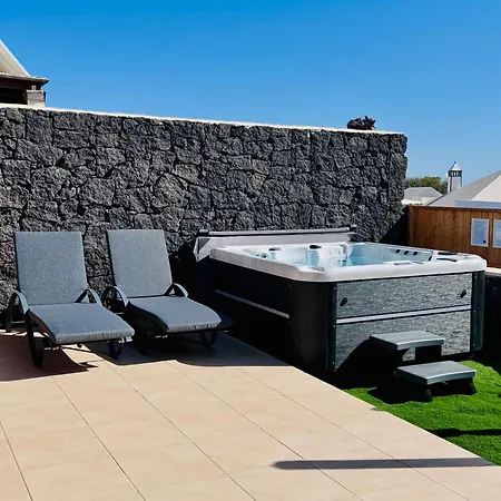 Lovely Villa Atienza 99, Private Hot Tub, Communal Pool * Playa Blanca (Lanzarote)