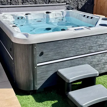 Lovely Villa Atienza 99, Private Hot Tub, Communal Pool * Playa Blanca (Lanzarote)