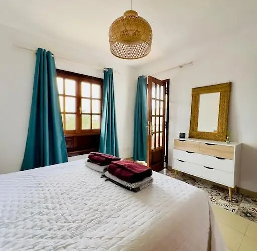 Lovely Villa Atienza 99, Communal Pool, Private Hot Tub * Playa Blanca (Lanzarote)