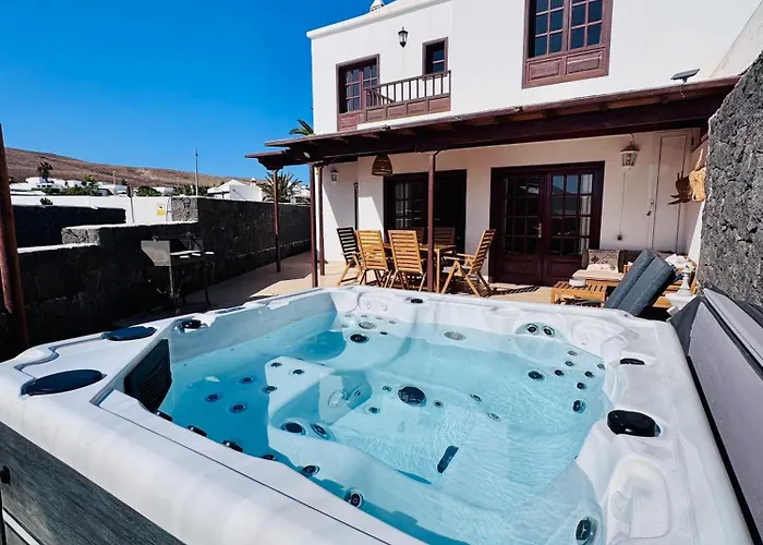 Casa de Férias Lovely Villa Atienza 99, Communal Pool, Private Hot Tub *