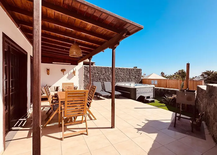 Lovely Villa Atienza 99, Communal Pool, Private Hot Tub Playa Blanca