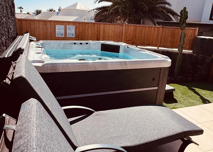 Tatil Evi Lovely Villa Atienza 99, Communal Pool, Private Hot Tub *