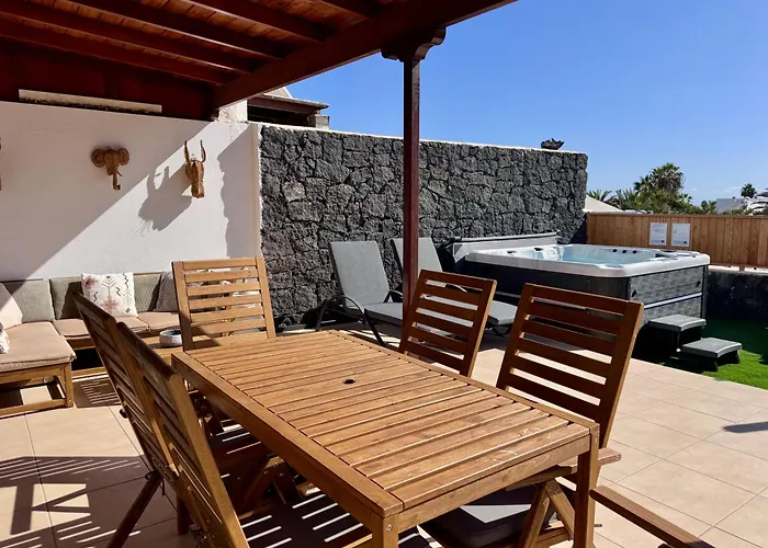 Tatil Evi Lovely Villa Atienza 99, Communal Pool, Private Hot Tub Playa Blanca